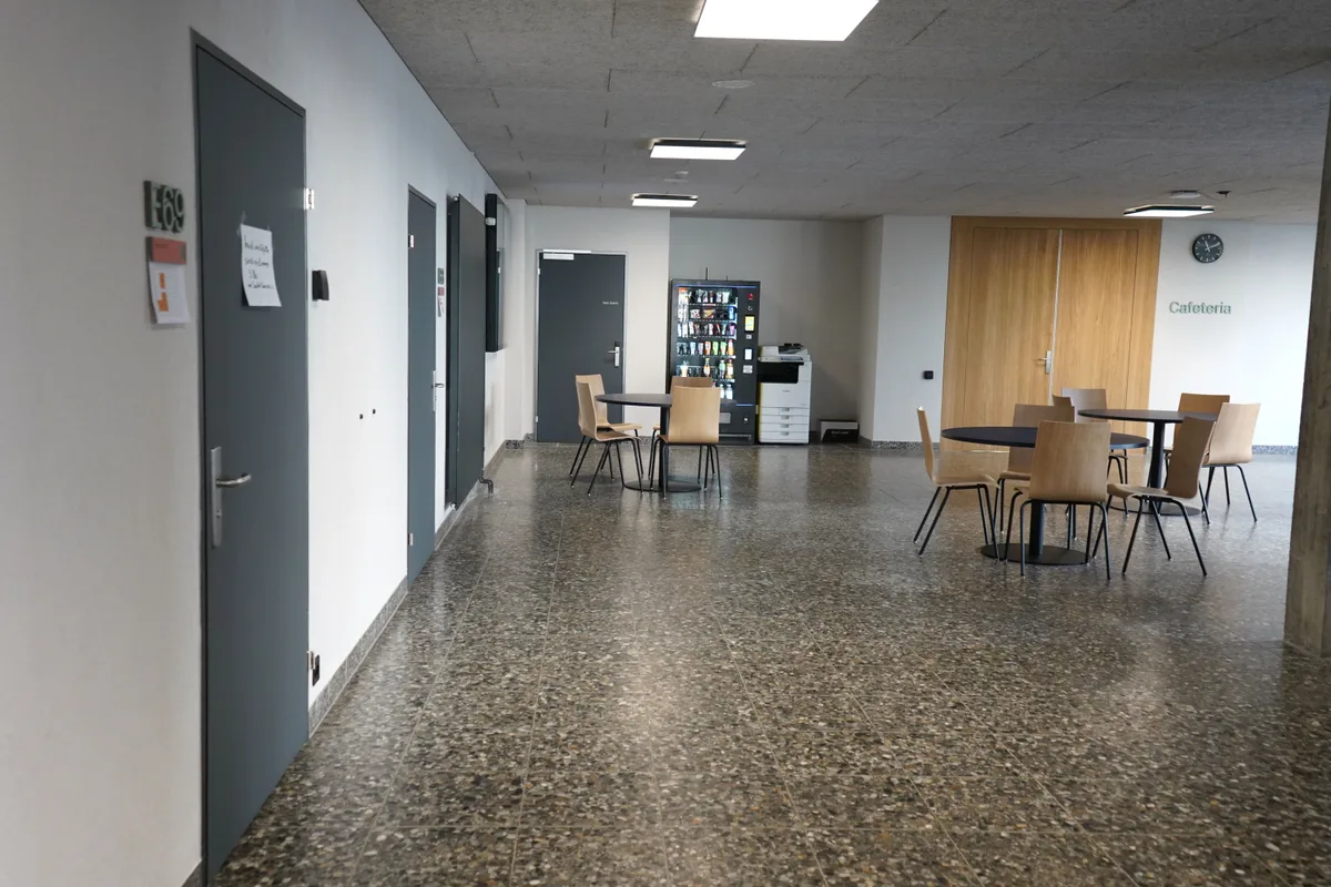 2600 Schülerinnen und Schüler finden hier künftig Platz, um zu lernen, zu essen und sich auszutauschen. Einweihung der Gewerblichen Berufsschule Wetzikon.